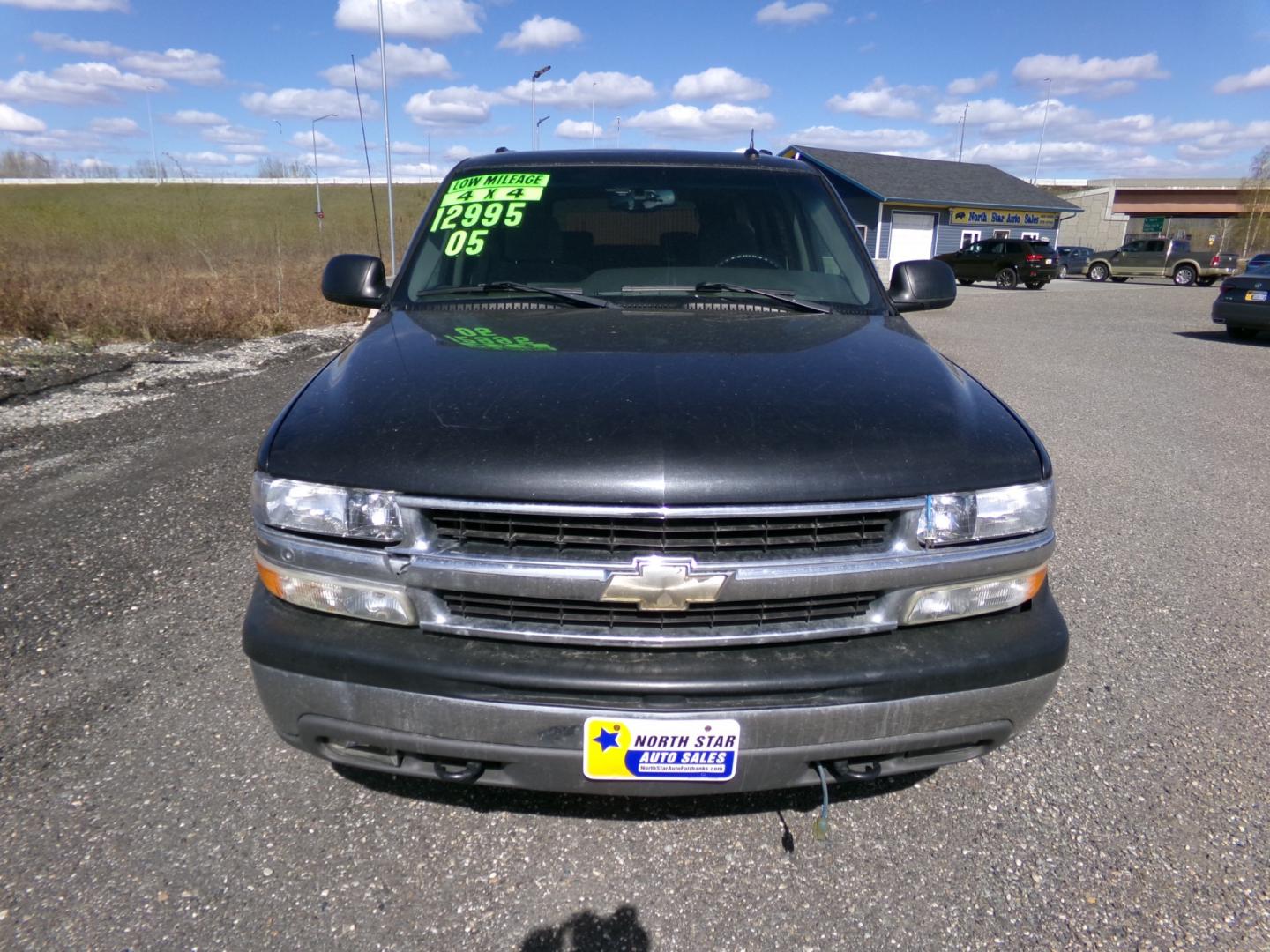 2005 Grey /Grey Chevrolet Suburban 1500 4WD (1GNFK16Z55J) with an 5.3L V8 OHV 16V FFV engine, 4-Speed Automatic Overdrive transmission, located at 2630 Philips Field Rd., Fairbanks, AK, 99709, (907) 458-0593, 64.848068, -147.780609 - Photo#1